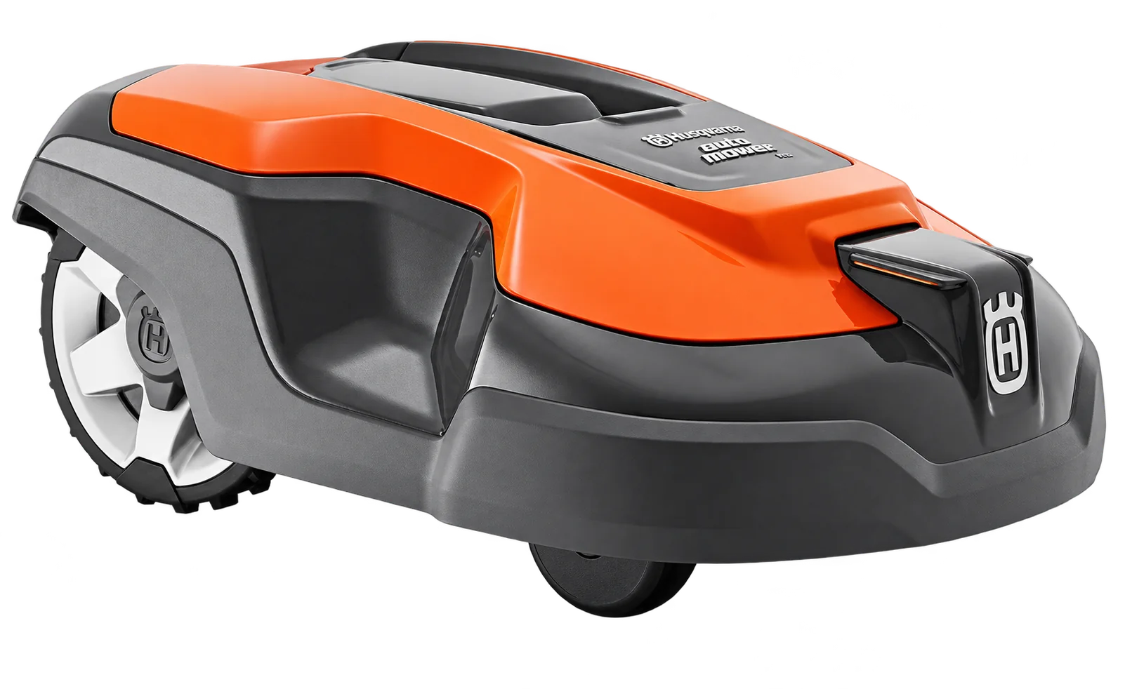 Une tondeuse robot Husqvarna orange et grise, vue de trois quarts avant, photographiée sur fond blanc uni.
